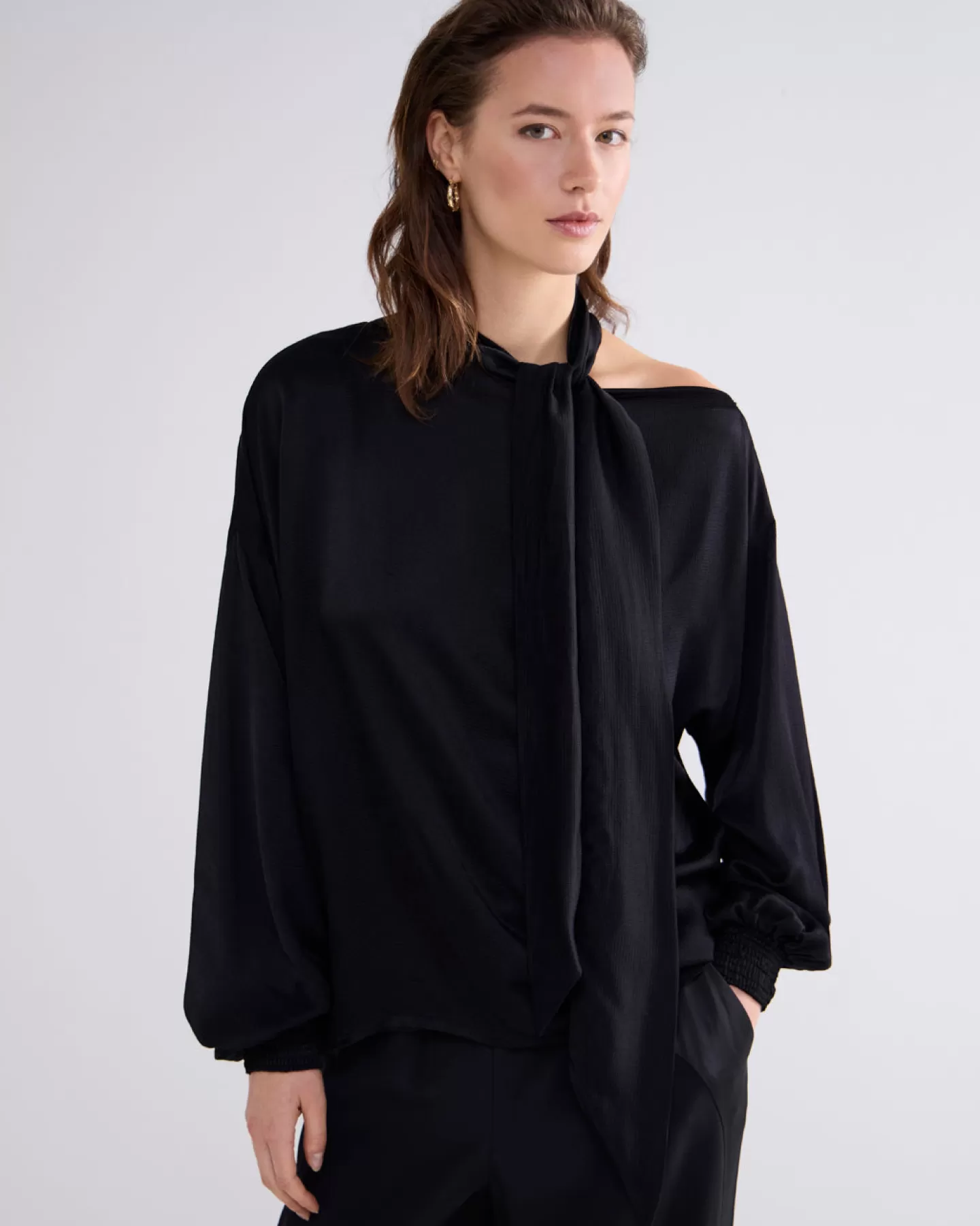 Tops & T-Shirts>Summum Glanzende Top Met Strik Zwart